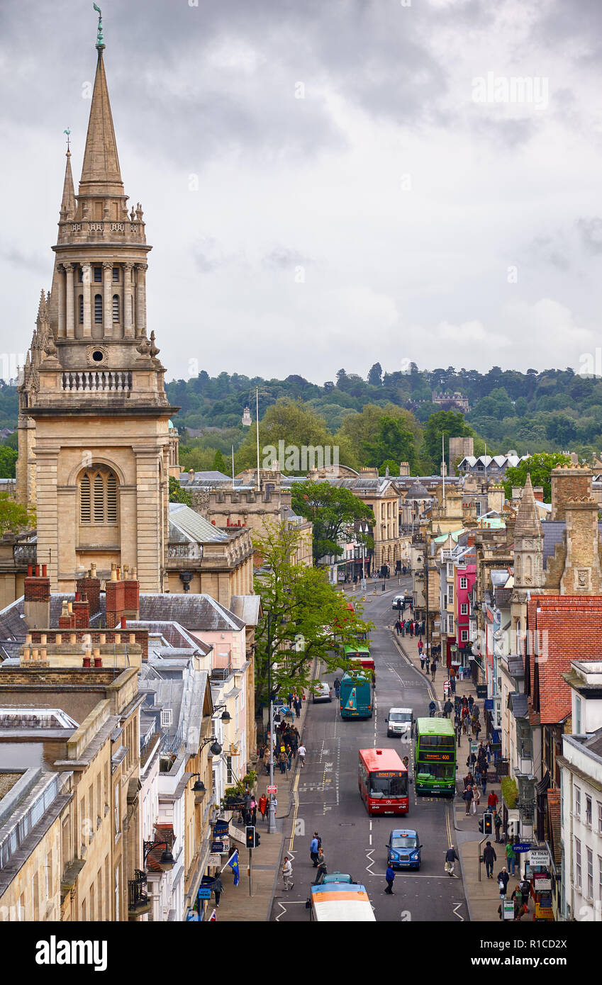 OXFORD, ANGLETERRE - 15 MAI 2009 : La vue du haut de la tour Carfax All Saints Church (Lincoln College's library) sur le côté nord de Stre haute Banque D'Images