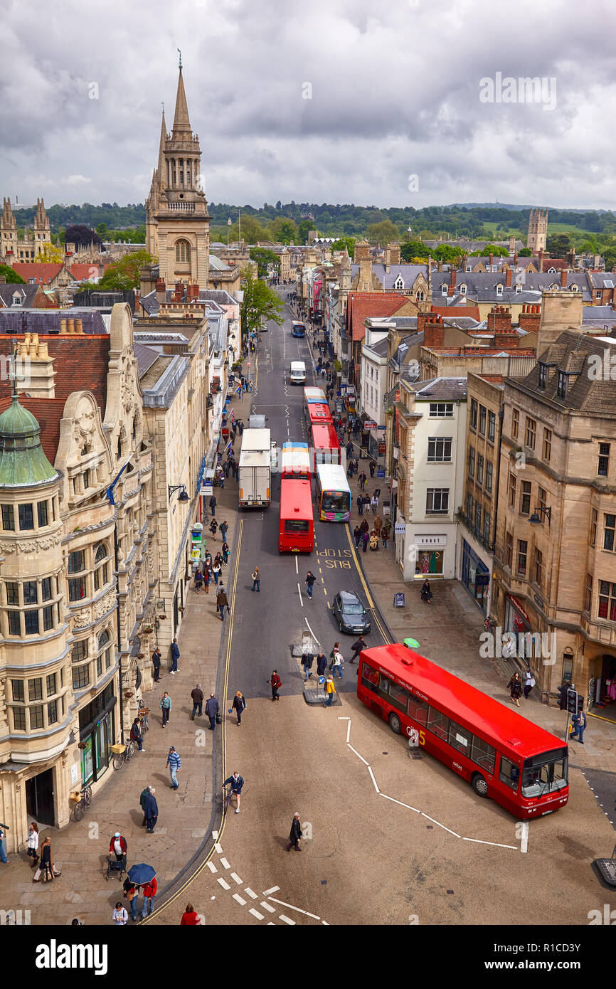 OXFORD, ANGLETERRE - 15 MAI 2009 : La vue de la tour Carfax au carrefour de St Aldate's, Cornmarket, Queen et des rues principales qui est considérée comme Banque D'Images