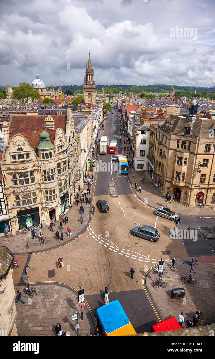 OXFORD, ANGLETERRE - 15 MAI 2009 : La vue de la tour Carfax au carrefour de St Aldate's, Cornmarket, Queen et des rues principales qui est considérée comme Banque D'Images