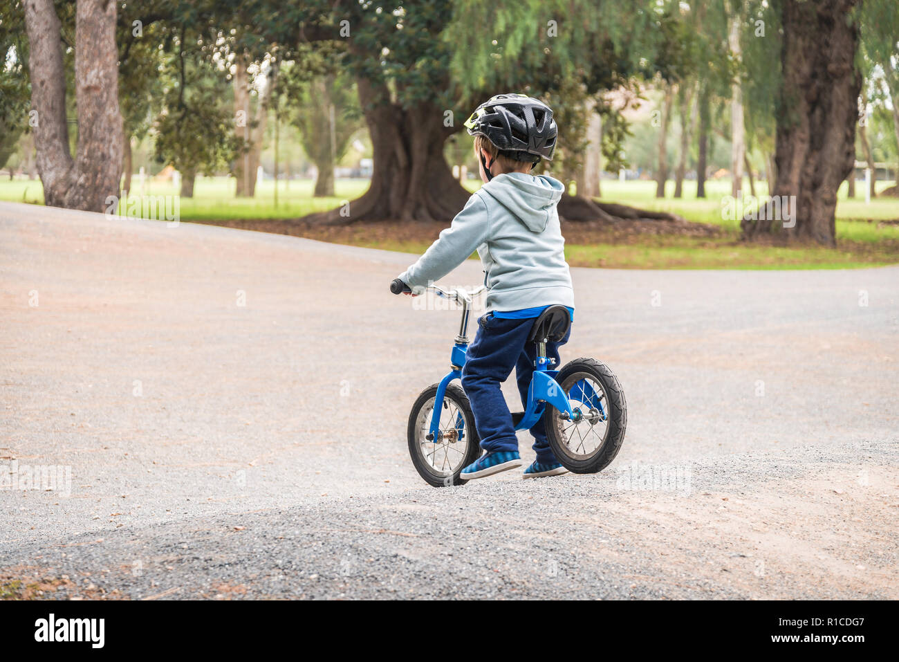 Australian kid équitation son équilibre à vélo dans le parc, l'Australie du Sud Banque D'Images