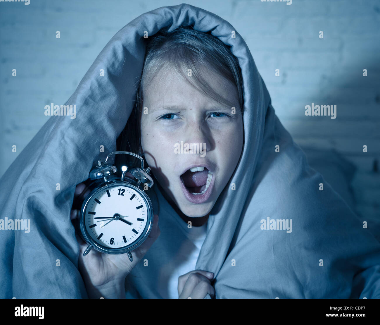 Sleepless Cute Little Girl Lying In Bed Montrant Reveil A La Fatigue Ayant Des Troubles Du Sommeil A Rester Endormi Pendant La Nuit Ou De La Sortie Trop Tot Dans Les Photo