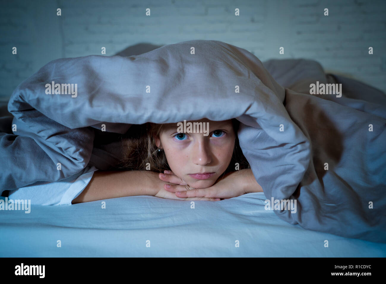 Cute little woman Lying in Bed couvrant la tête d'une couverture blanche de sentiment épuisé et souffrant d'Insomnie Dépression Stress dans Ch Banque D'Images