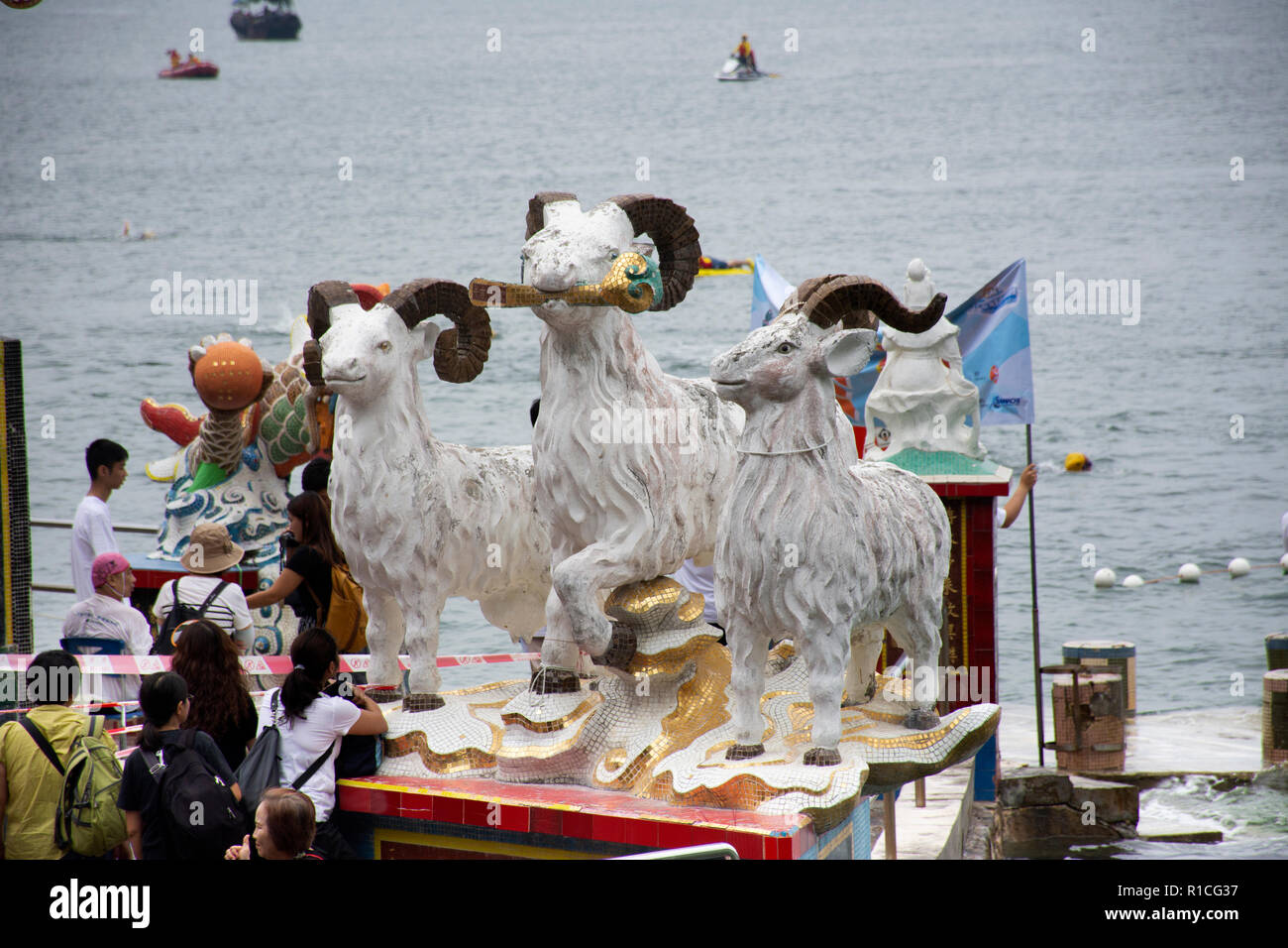 Et les voyageurs chinois personnes visitent et respect prier Dieu chinois et angel dans Tin Hau Temple ou Kwun Yam culte à Repulse Bay, le 9 septembre 2018 dans Banque D'Images