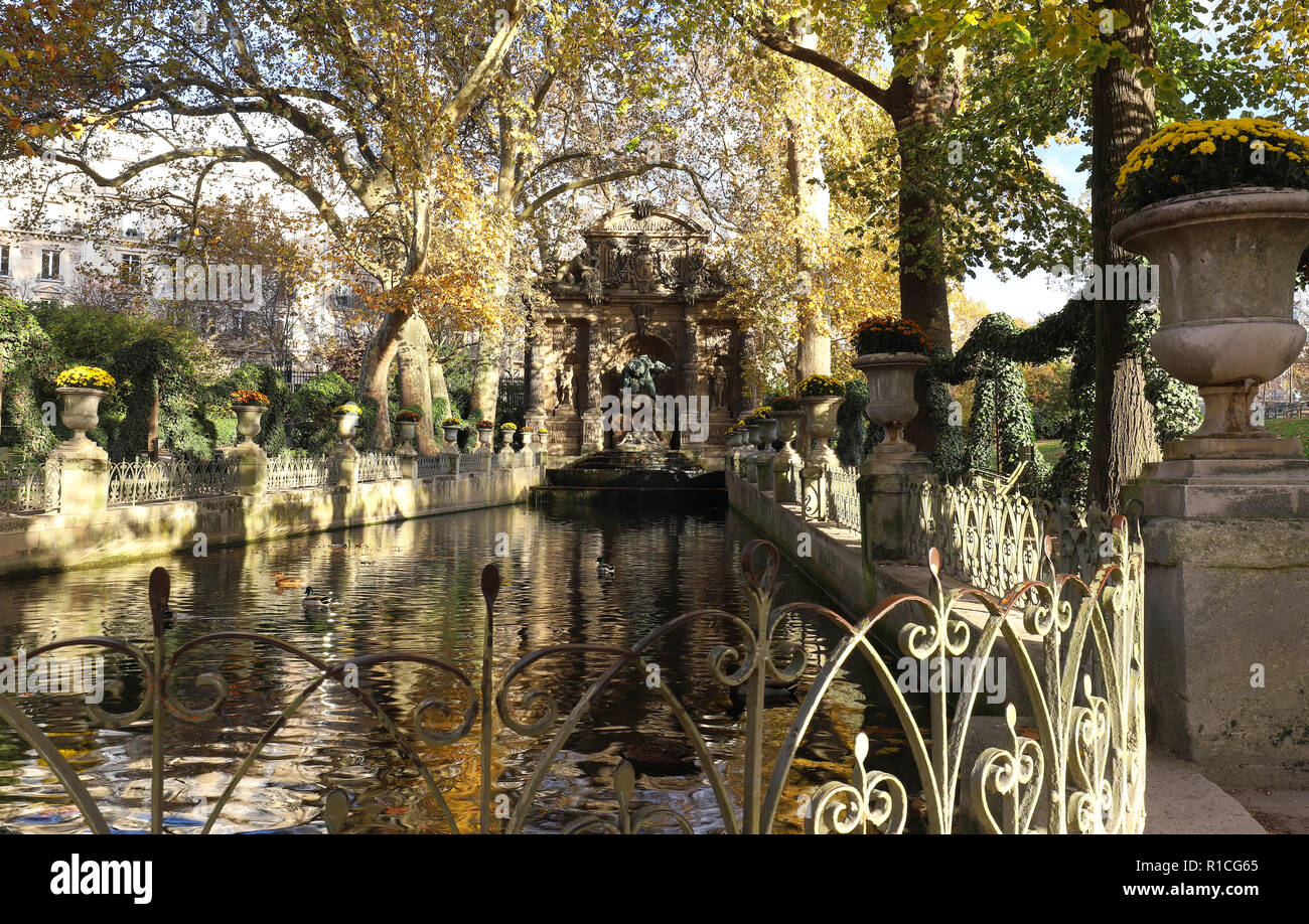 Fontaine de jardin luxembourg Banque de photographies et d’images à