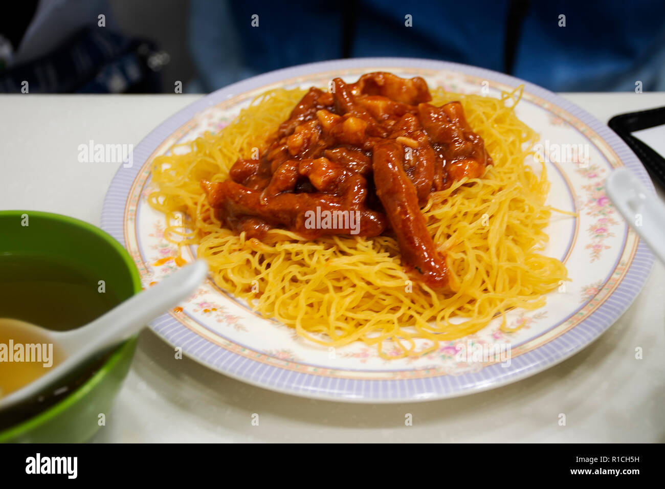 Les nouilles aux oeufs et sauce sucrée avec de la soupe de porc jambe style Hong Kong dans un restaurant local à Hong Kong, Chine Banque D'Images