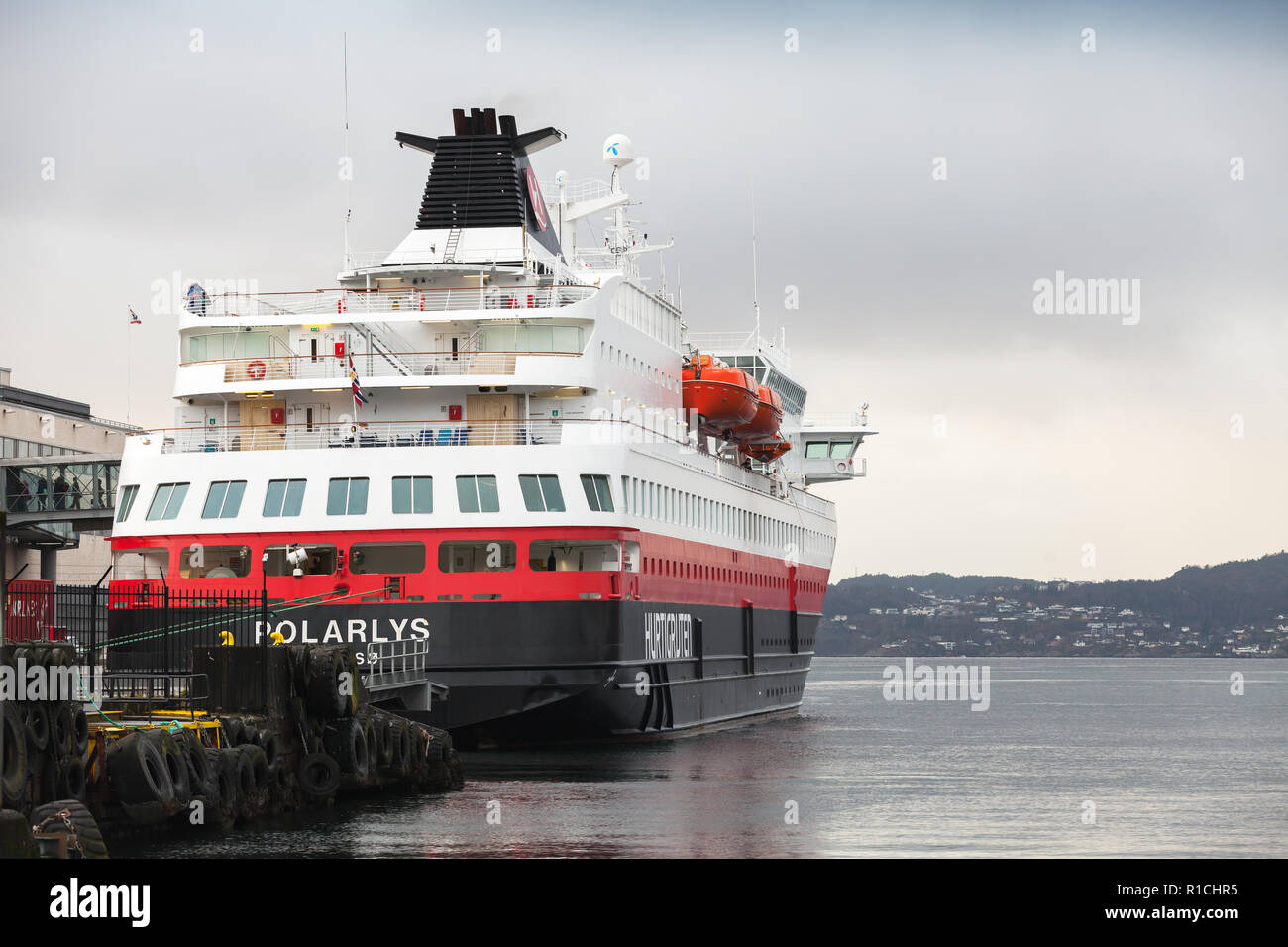 Bergen, Norvège - le 14 décembre 2017 : Polarlys exploités par la compagnie maritime Hurtigruten est amarré dans le port de Trondheim, vue arrière Banque D'Images