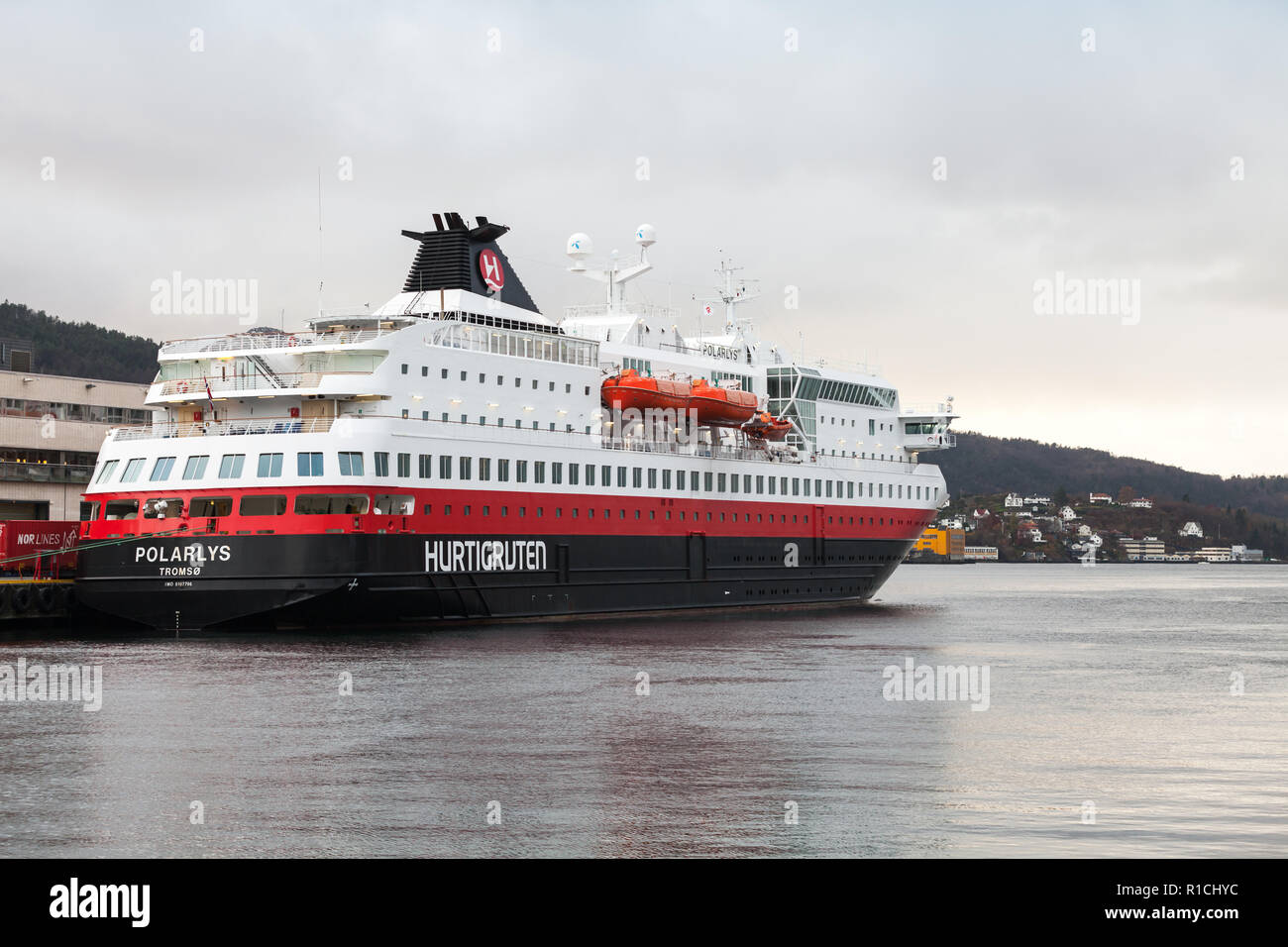 Bergen, Norvège - le 14 décembre 2017 : Polarlys exploités par des peuplements de Hurtigruten amarré dans le port de Trondheim, vue arrière Banque D'Images