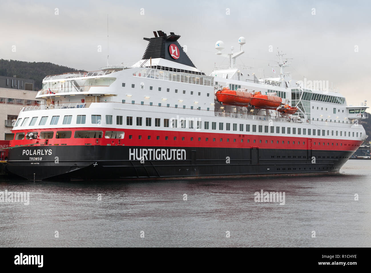 Bergen, Norvège - le 14 décembre 2017 : Polarlys exploités par la compagnie maritime Hurtigruten est amarré dans le port de Trondheim Banque D'Images