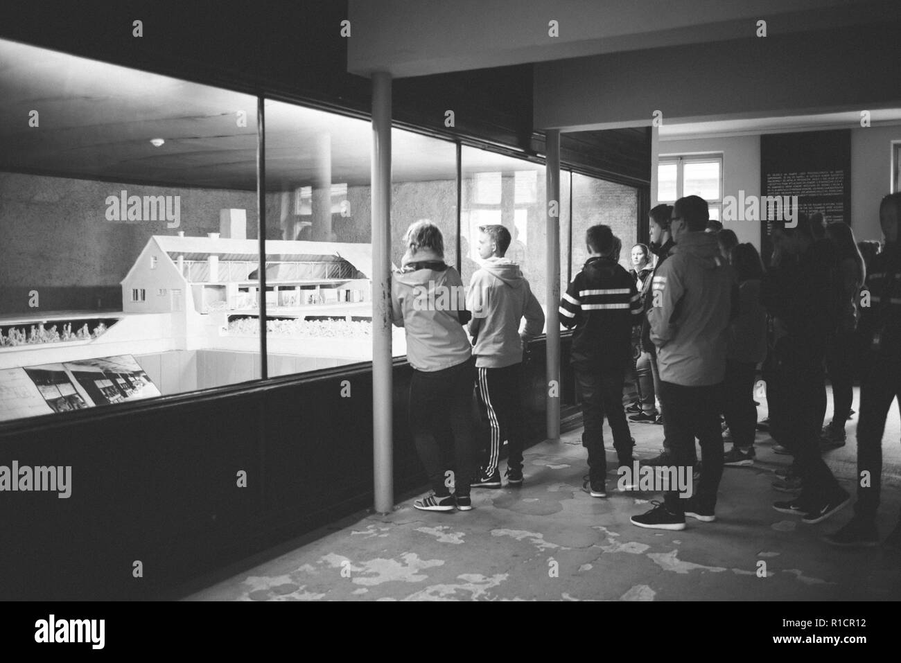 Concentration et d'extermination nazi d'Auschwitz camp. Les visiteurs regarder le modèle de la chambre à gaz et four crématoire. Auschwitz, Pologne, sous occupation allemande, Banque D'Images