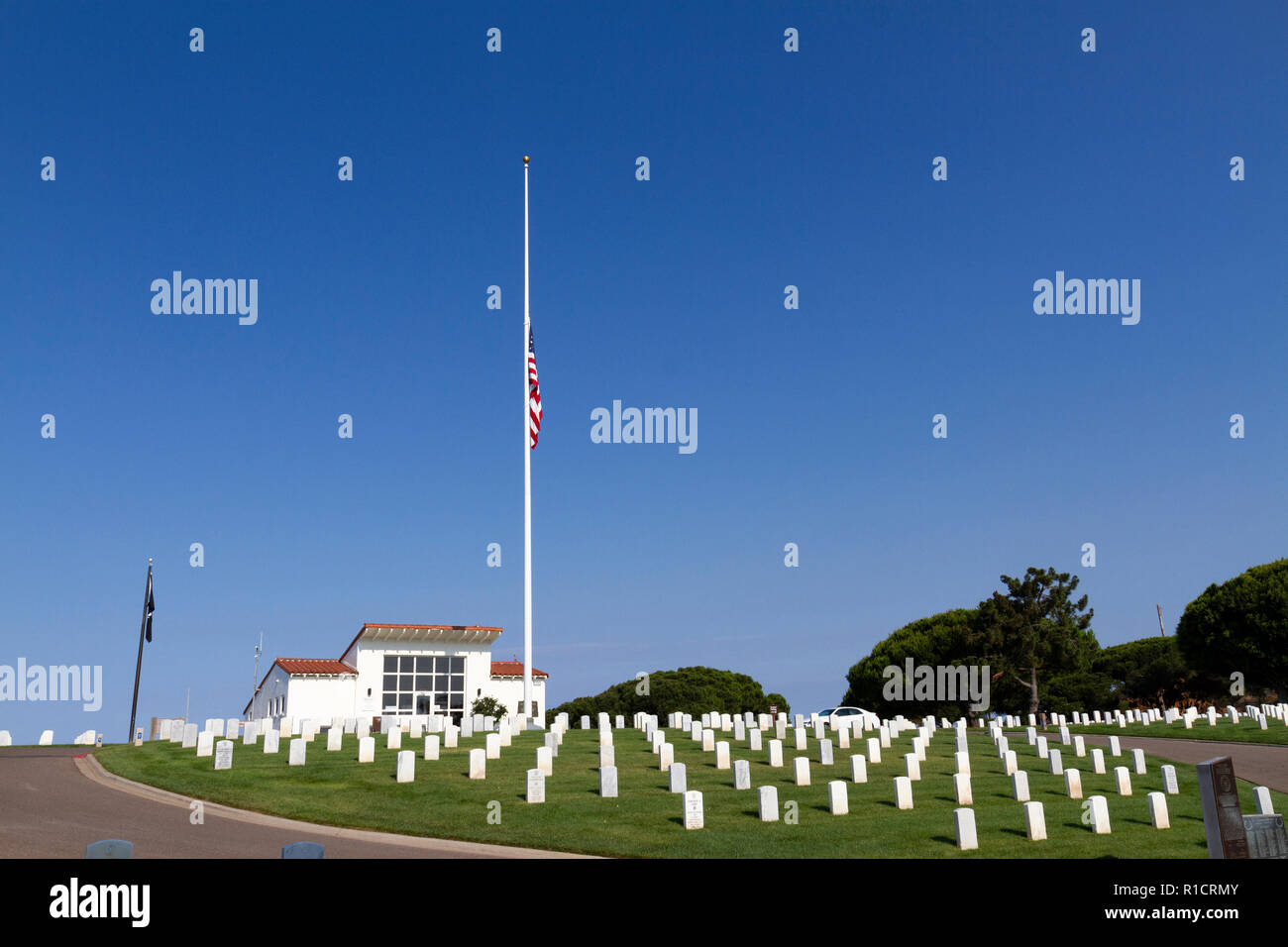 Le drapeau américain à mi-mât, Fort Rosecrans Memorial Cabrillo National Cemetery, Dr, San Diego, California, United States. Banque D'Images