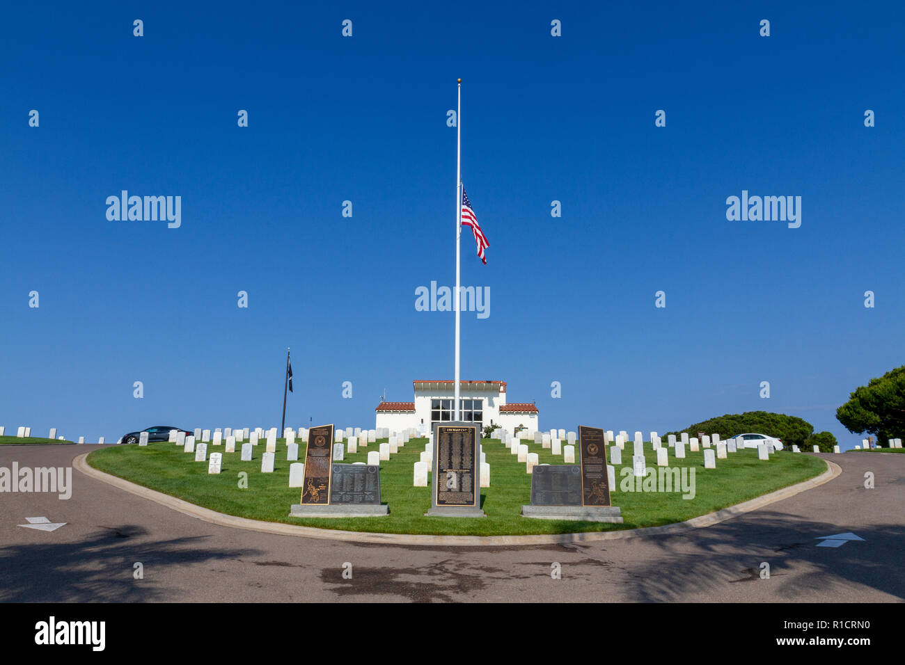 Le drapeau américain à mi-mât, Fort Rosecrans Memorial Cabrillo National Cemetery, Dr, San Diego, California, United States. Banque D'Images