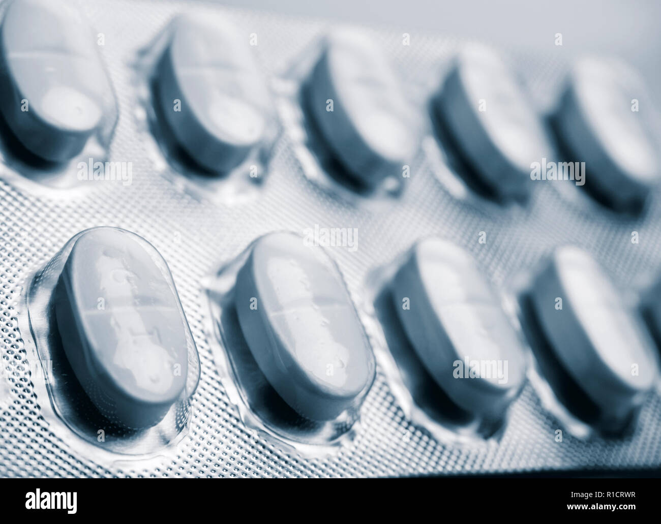 Pilules blanches dans un blister, conceptual image Banque D'Images