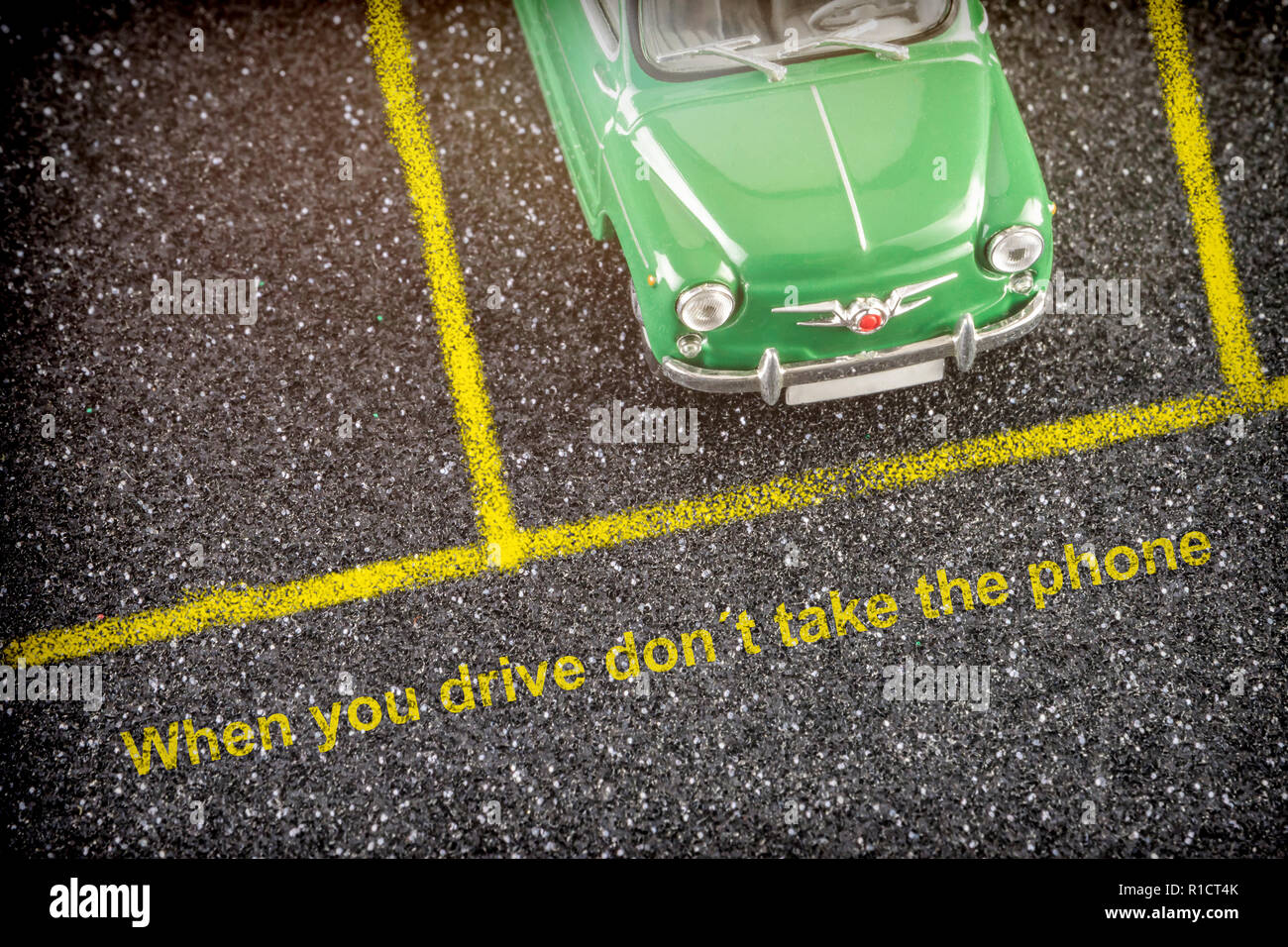 La sécurité routière au volant en roulant, ne prenez pas le mobile, conceptual image Banque D'Images