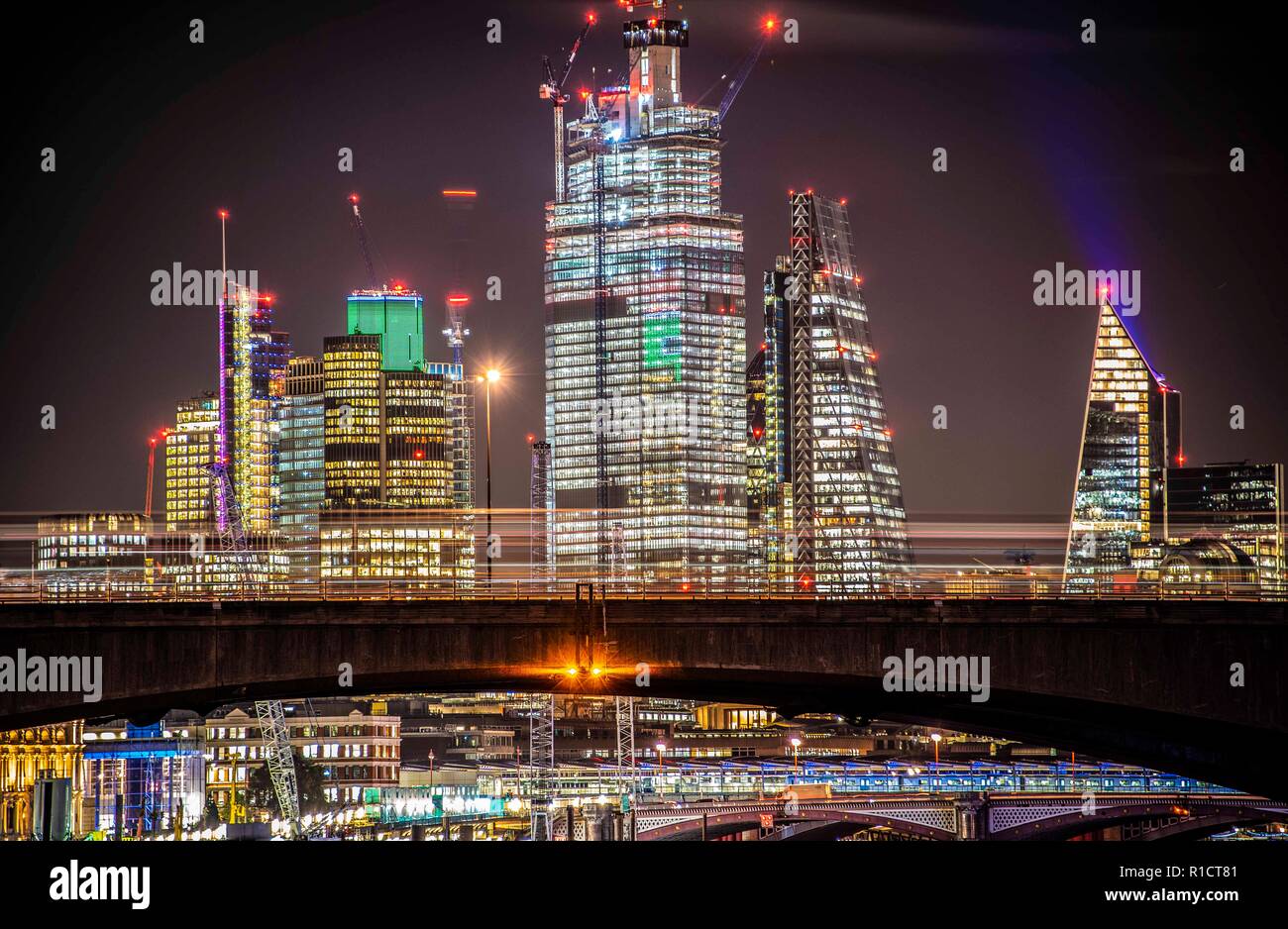 La ville de Londres la nuit de Hungerford Bridge avec Southwark Bridge au premier plan. Banque D'Images