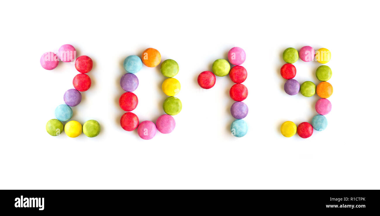 2019 bonbons colorés isolé sur fond blanc Banque D'Images