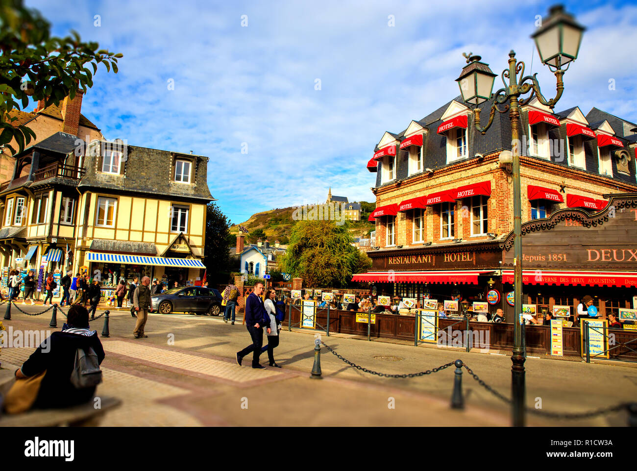 Scène de rue à Etretat, centre-ville touristique populaire sur la côte nord de la France Banque D'Images