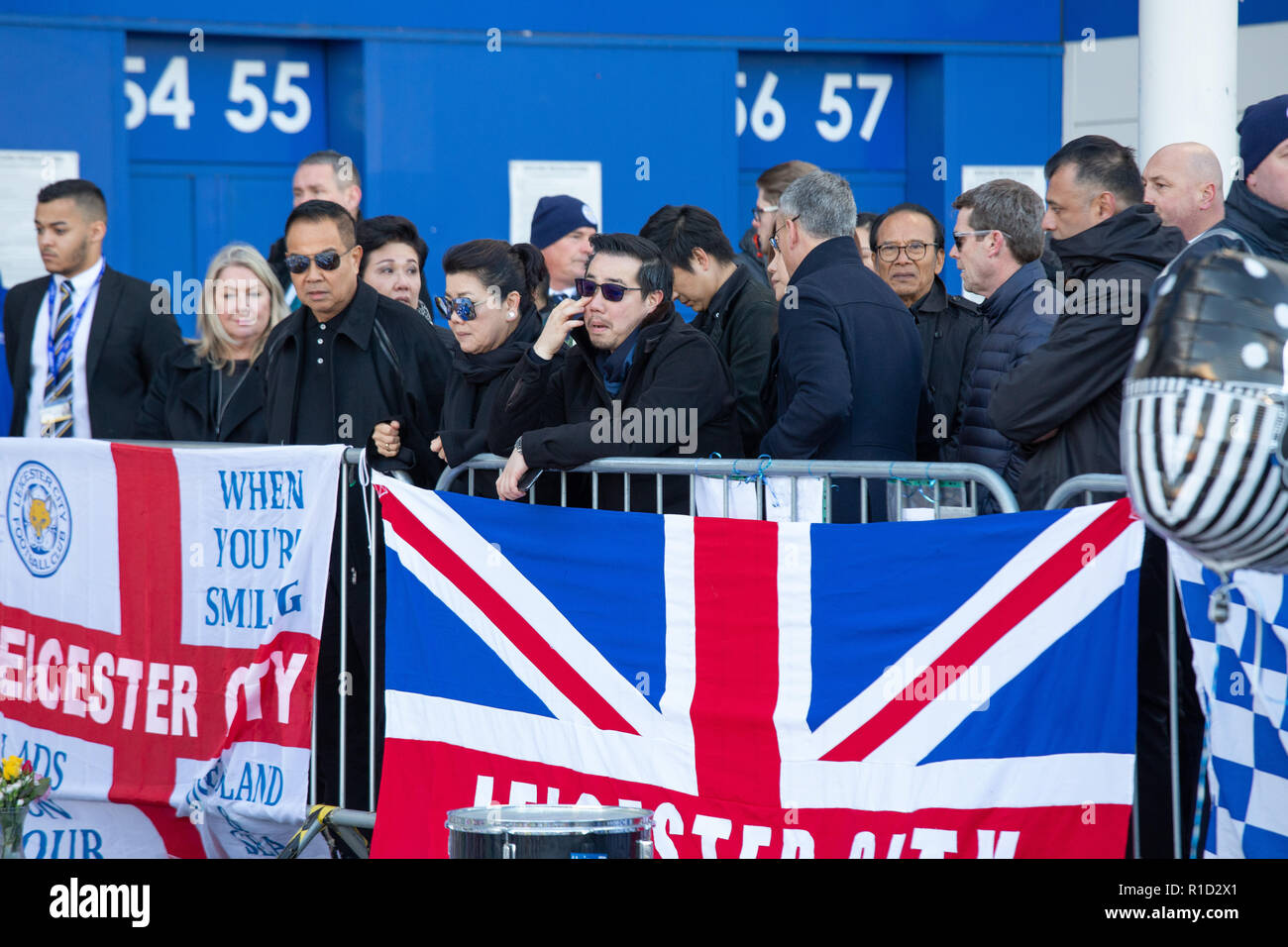 Srivaddhanaprabha Aiyawatt, le fils de sa mère, Srivaddhanaprabha Vichai Aimon et les membres de la famille d'une gerbe de fleurs à l'extérieur du terrain de football de Leicester. Banque D'Images