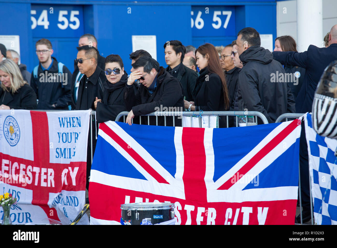 Srivaddhanaprabha Aiyawatt, le fils de sa mère, Srivaddhanaprabha Vichai Aimon et les membres de la famille d'une gerbe de fleurs à l'extérieur du terrain de football de Leicester. Banque D'Images