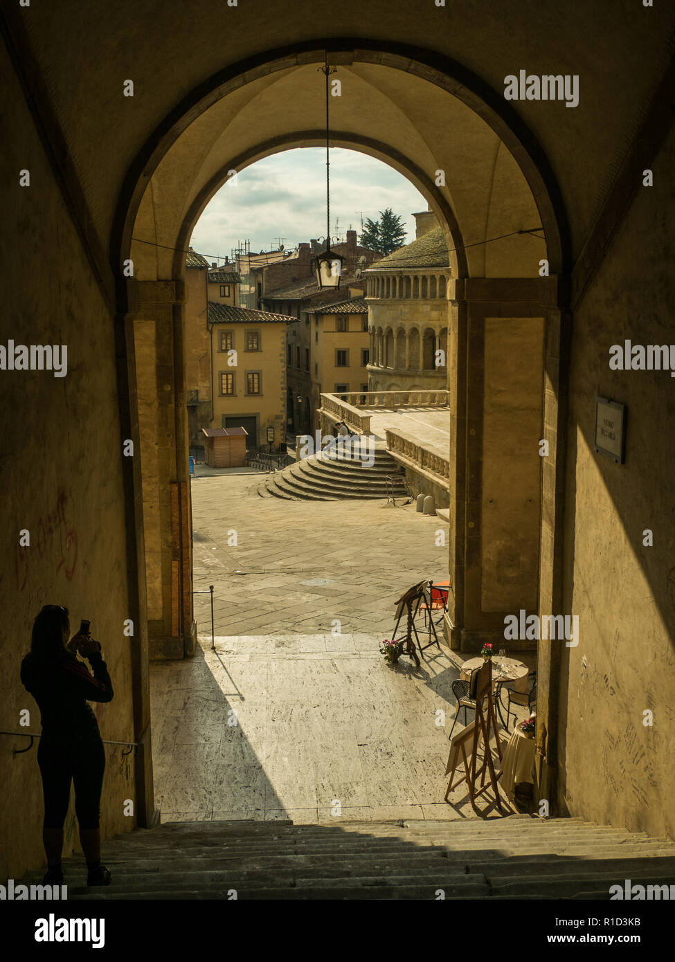 En regardant vers la Grande Place médiévale, la place principale de la ville de Arezzo, Toscane, Italie. La rotonde de Santa Maria della Pieve est partiellement en vue Banque D'Images