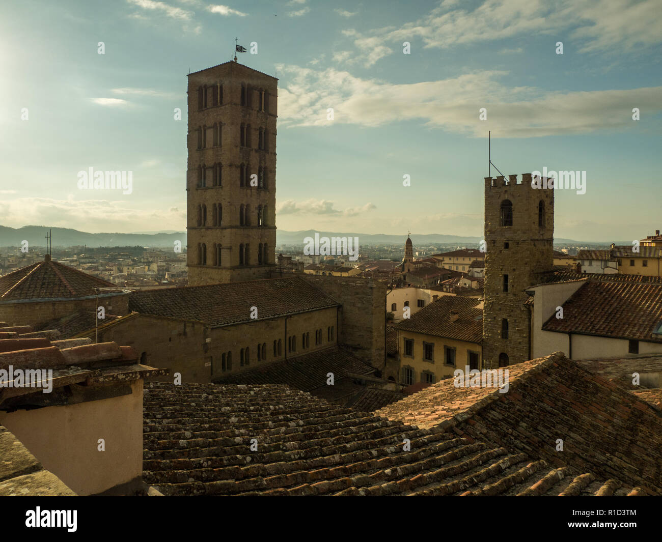 Vue sur les toits d'Arezzo, Toscane, Italie. La tour principale (à gauche) fait partie de Santa Maria della Pieve Banque D'Images