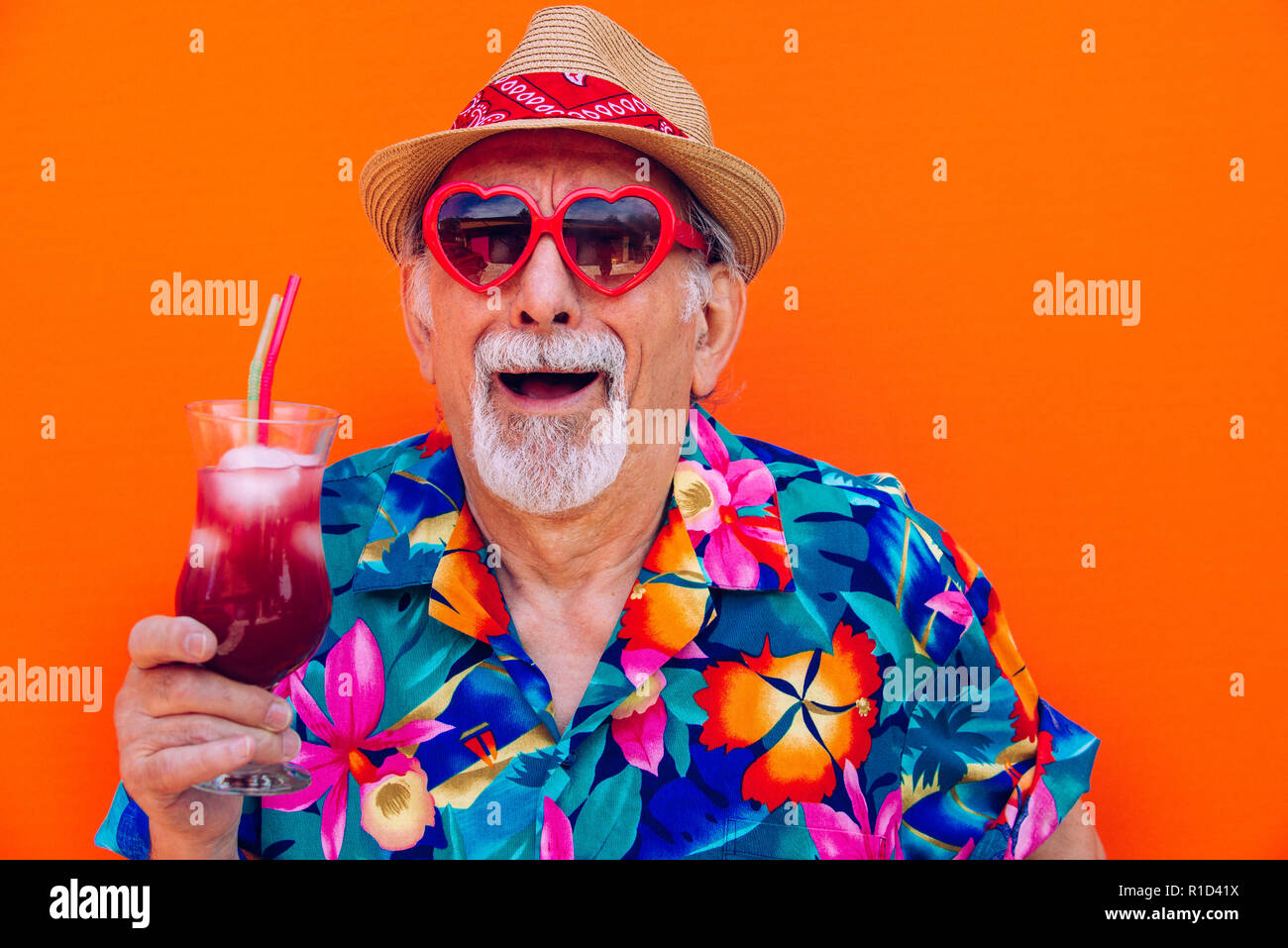 Drôle Et Extravagant Senior Man Posing Sur Fond De Couleur