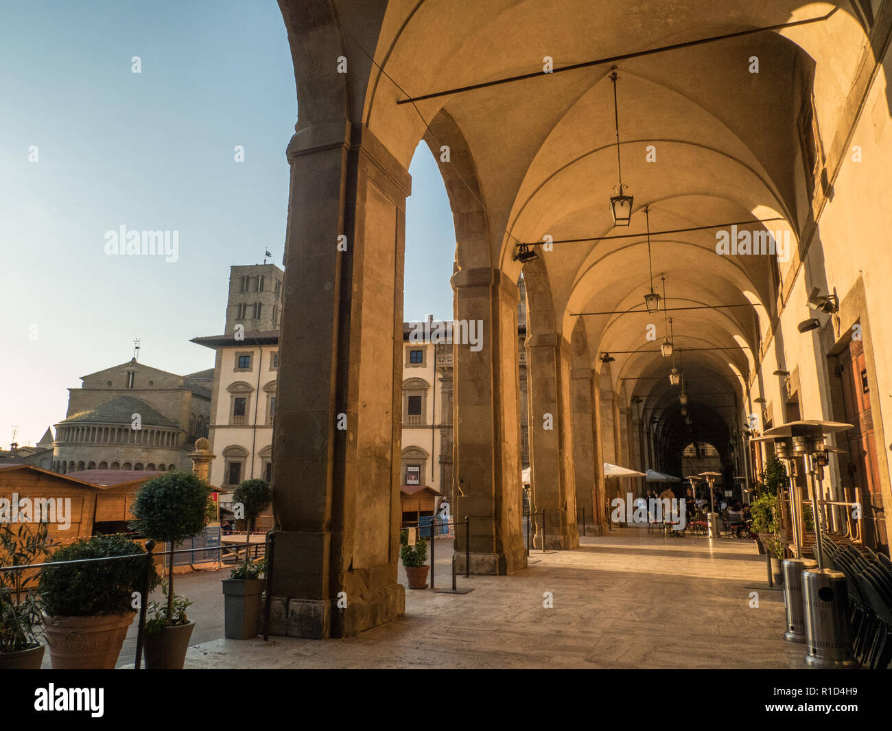 La Grande Place médiévale, la place principale de la ville dans la ville d'Arezzo, Toscane, Italie. avec la rotonde sur Santa Maria della Pieve (à gauche) Banque D'Images