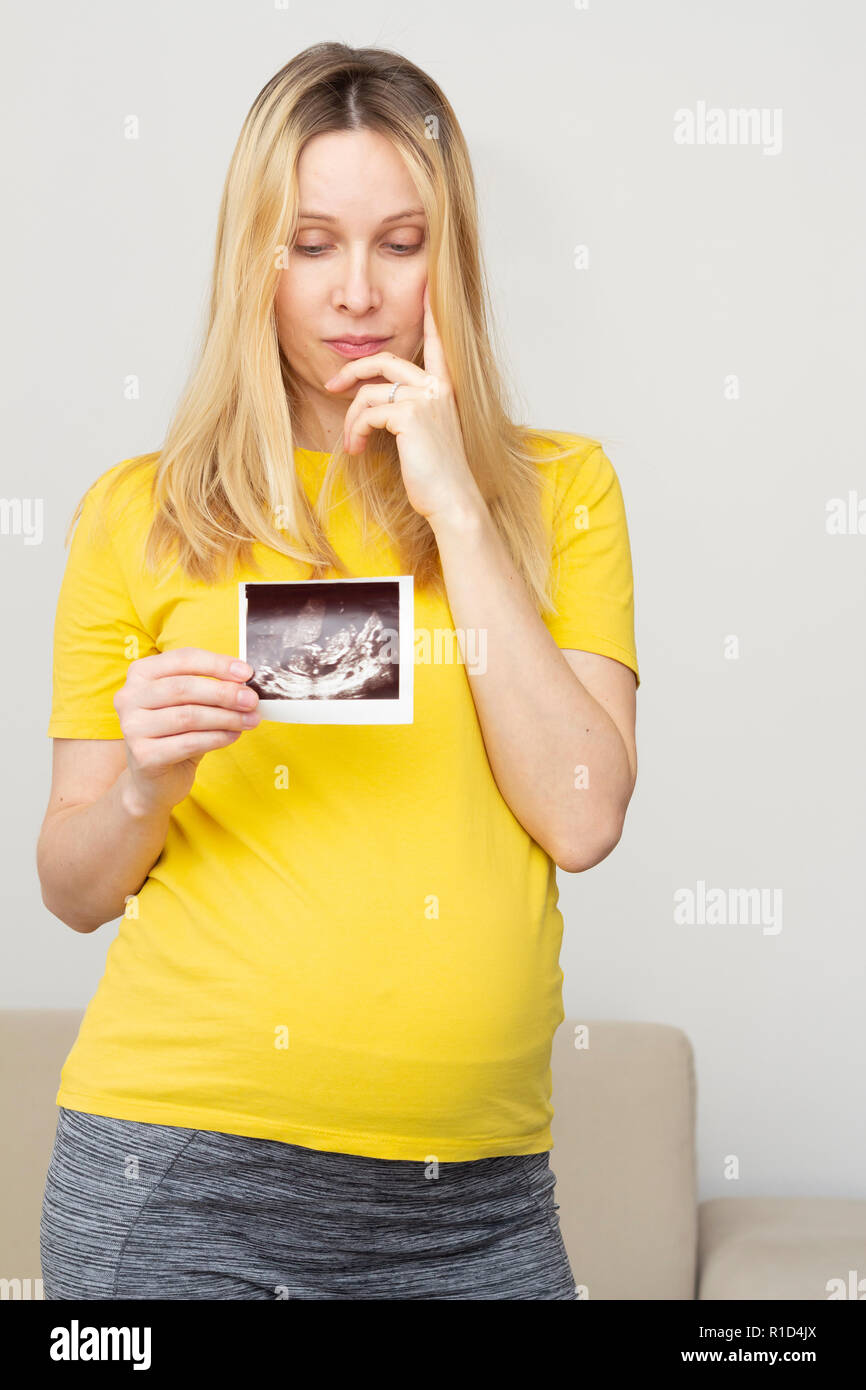 Pregnant woman holding ultrasound scan photo Banque D'Images
