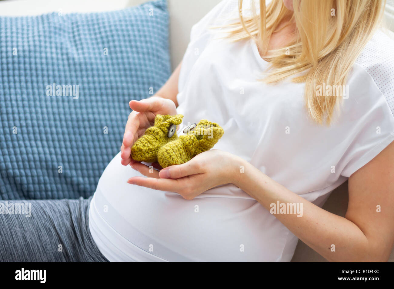 Pregnant woman holding baby booties Banque D'Images