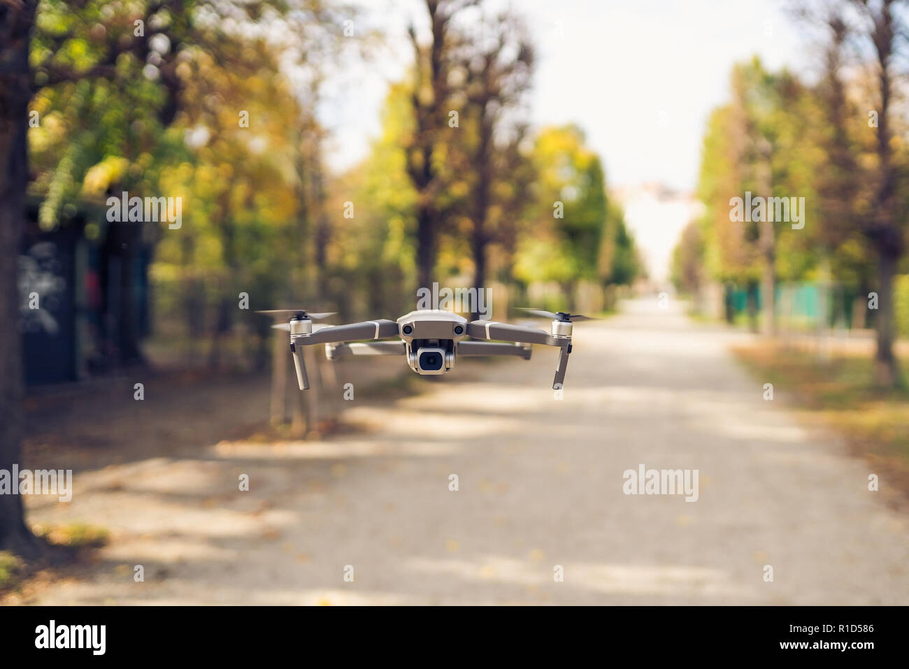 Drone volant dans l'air dans l'allée du parc Banque D'Images