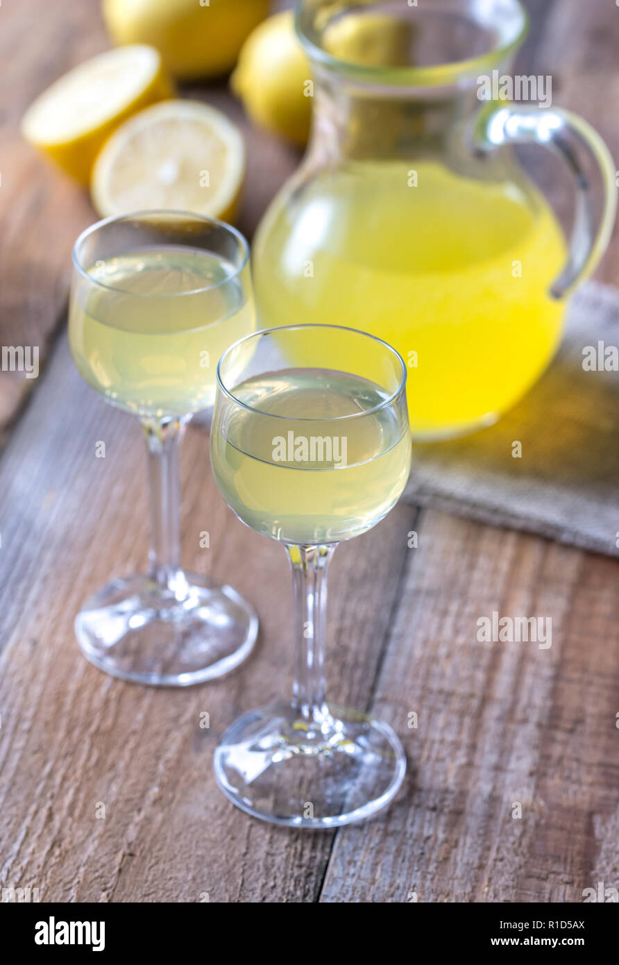 Deux verres de limoncello sur le fond en bois Banque D'Images
