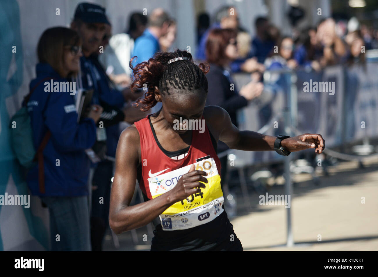 Vainqueur du marathon femme Shelmith Nyawira Muriuki athlète au cours de la finition, le Marathon d'Athènes, authentique Banque D'Images