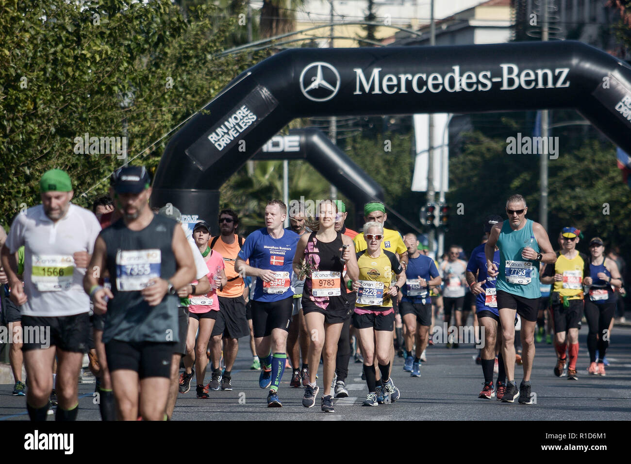 Les athlètes de marathon sont vus en marche pendant le Marathon d'Athènes, la foi. Banque D'Images