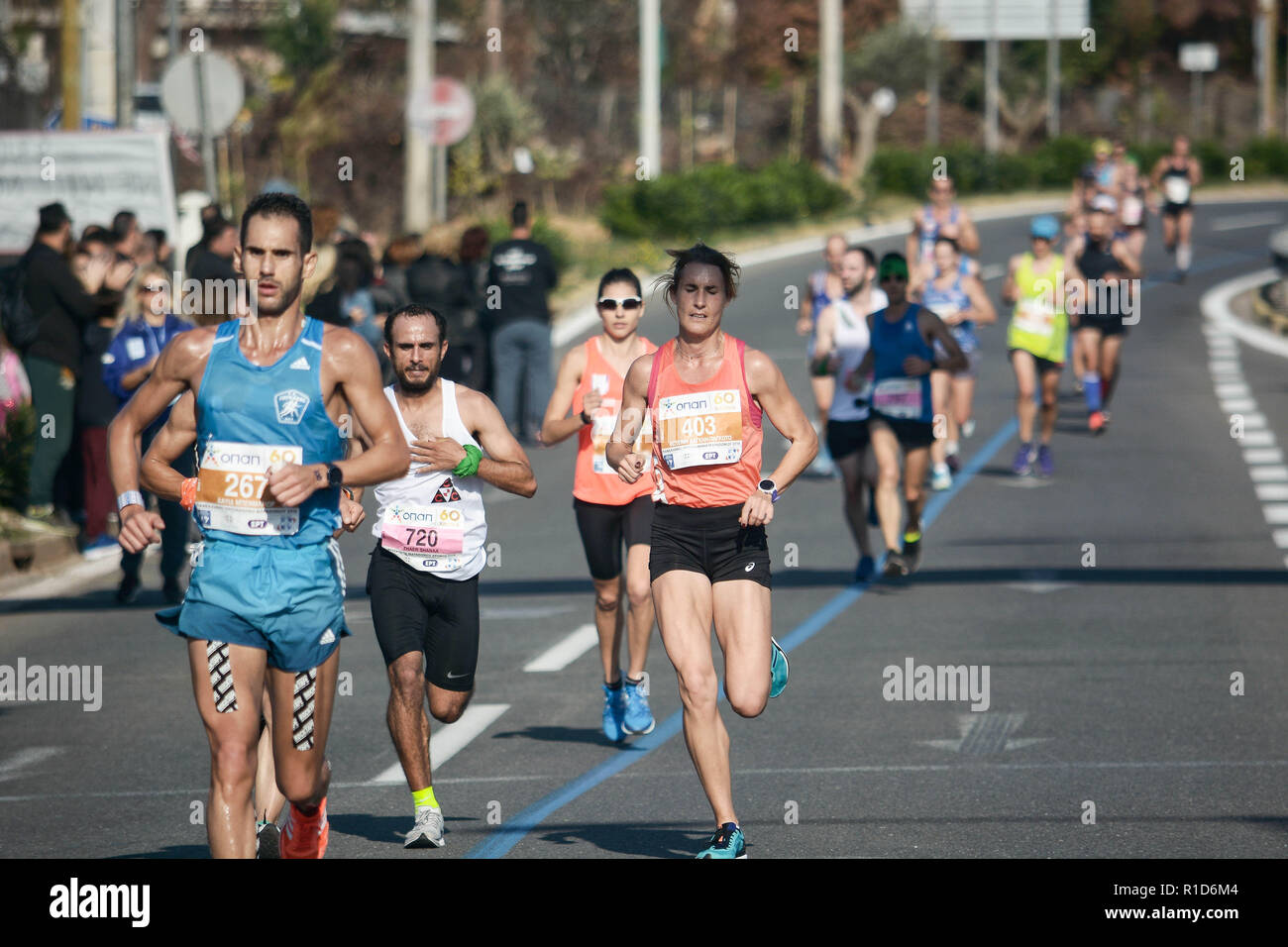 Les athlètes de marathon sont vus en passant à la région de Mati, le domaine qui a brûlé l'été dernier, et 99 personnes ont perdu leur vie. Banque D'Images