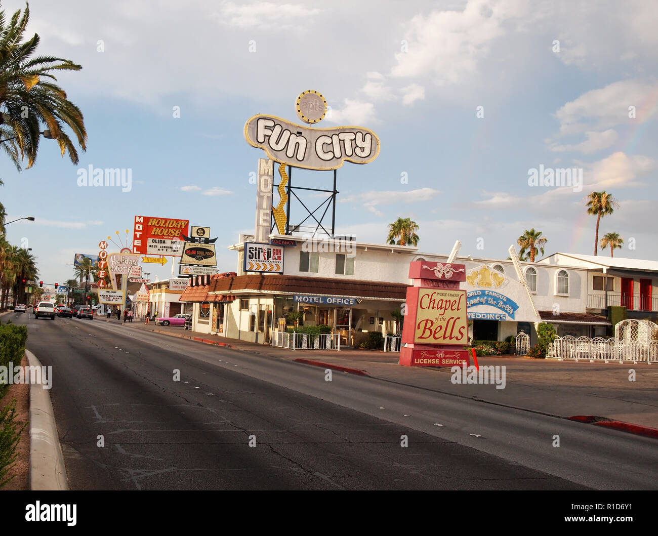 LAS VEGAS, NEVADA - le 20 juillet 2018 : Fun City Motel, chapelle des cloches, et plusieurs autres entreprises sur le célèbre Strip, Las Vegas Boulevard, à Las V Banque D'Images