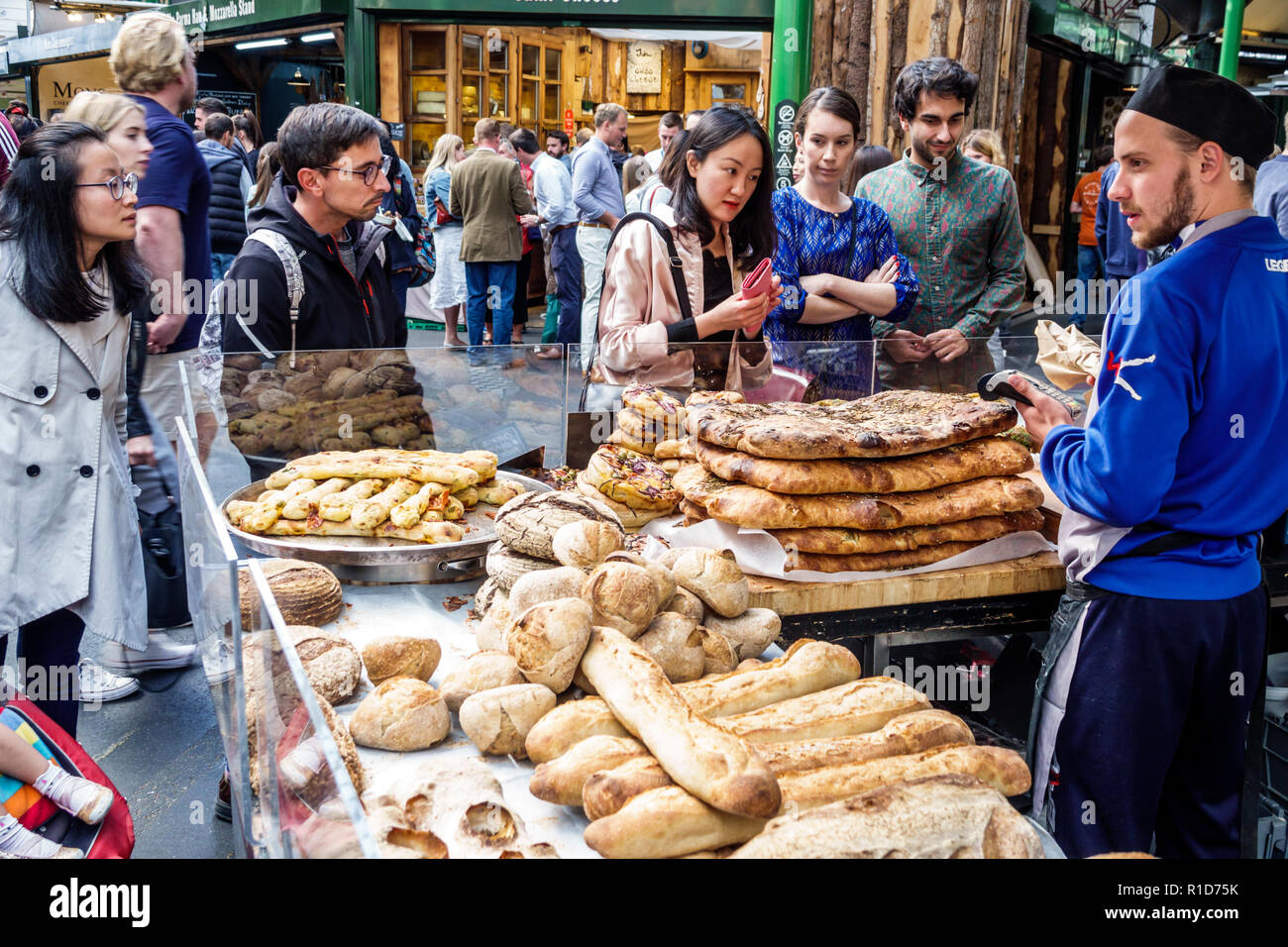 Londres Angleterre,Royaume-Uni,South Bank Southwark,Borough Market,vendeurs stands,boulangerie,pain artisanal,pains,femme asiatique femmes,homme hommes,achat,sellin Banque D'Images