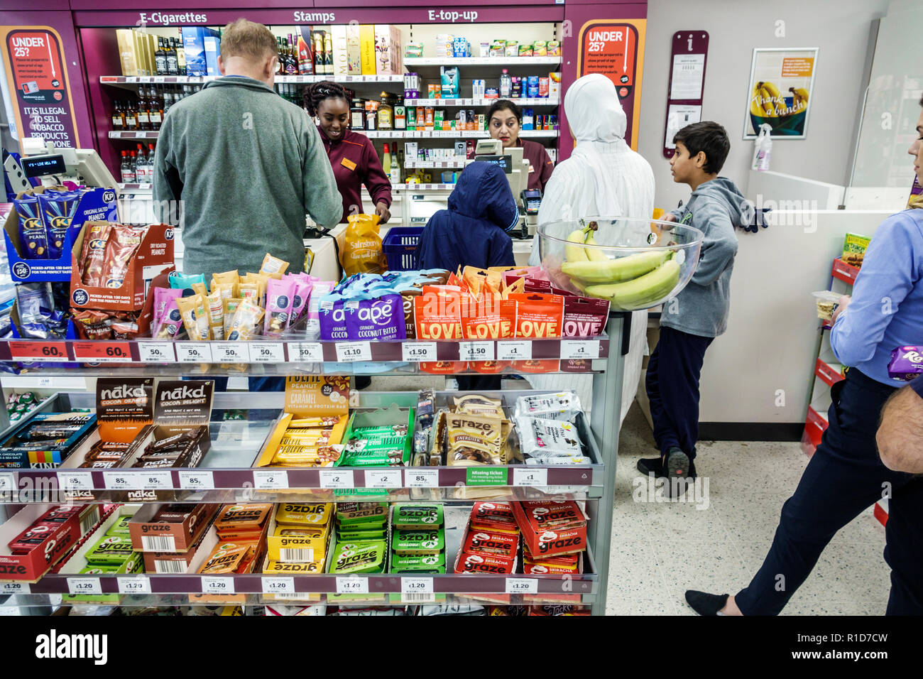 Londres Angleterre,Royaume-Uni,Royaume-Uni Grande-Bretagne,Lambeth South Bank,Sainsbury's Grocery supermarché magasin de proximité,caissier,check-out,Black Blacks Afr Banque D'Images