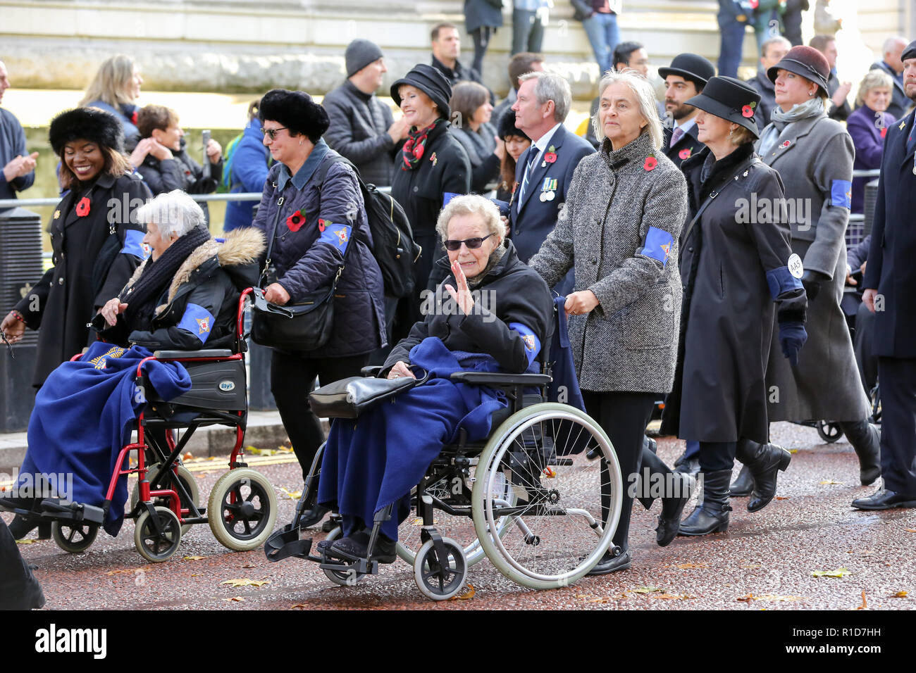 Les anciens combattants de guerre vu prendre part à la commémoration annuelle sur le Centenaire de la procession de l'Armistice à Londres pour rendre hommage à ceux qui ont souffert ou sont morts pendant la guerre. Des centaines de personnes rassemblées à l'occasion du centenaire de l'Armistice, qui a vu 3 123 membres des forces armées ont perdu la vie. L'armistice mettant fin à la Première Guerre mondiale entre les alliés et l'Allemagne a été signé à Compiègne, France à la onzième heure du onzième jour du onzième mois - 11h00 le 11 novembre 1918. Banque D'Images