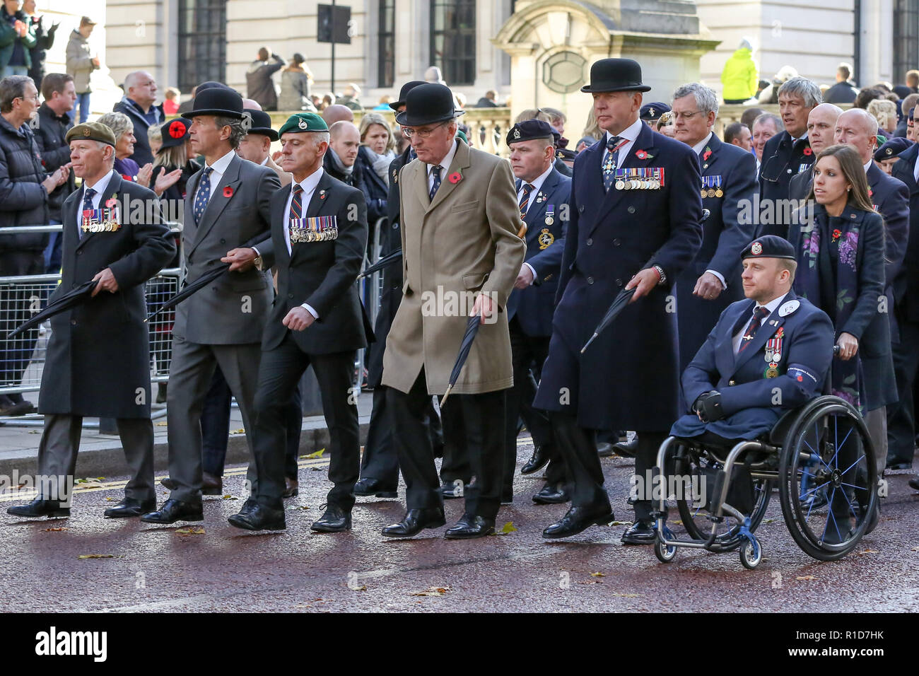 Les anciens combattants de guerre vu prendre part à la commémoration annuelle sur le Centenaire de la procession de l'Armistice à Londres pour rendre hommage à ceux qui ont souffert ou sont morts pendant la guerre. Des centaines de personnes rassemblées à l'occasion du centenaire de l'Armistice, qui a vu 3 123 membres des forces armées ont perdu la vie. L'armistice mettant fin à la Première Guerre mondiale entre les alliés et l'Allemagne a été signé à Compiègne, France à la onzième heure du onzième jour du onzième mois - 11h00 le 11 novembre 1918. Banque D'Images