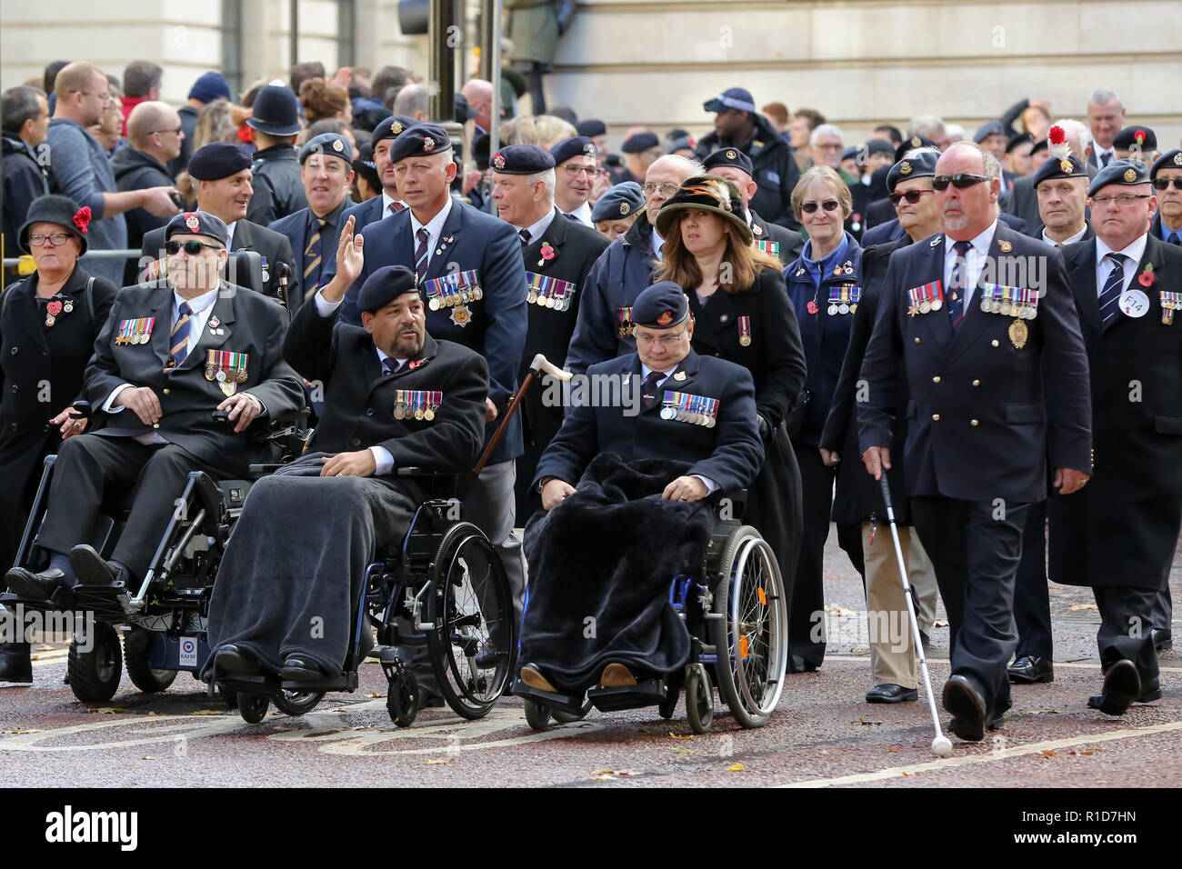 Les anciens combattants de guerre vu prendre part à la commémoration annuelle sur le Centenaire de la procession de l'Armistice à Londres pour rendre hommage à ceux qui ont souffert ou sont morts pendant la guerre. Des centaines de personnes rassemblées à l'occasion du centenaire de l'Armistice, qui a vu 3 123 membres des forces armées ont perdu la vie. L'armistice mettant fin à la Première Guerre mondiale entre les alliés et l'Allemagne a été signé à Compiègne, France à la onzième heure du onzième jour du onzième mois - 11h00 le 11 novembre 1918. Banque D'Images