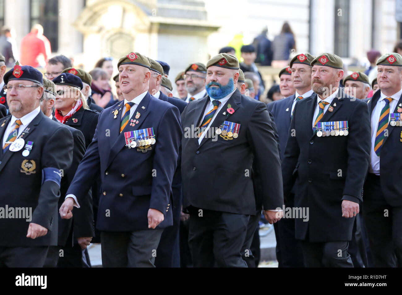 Les anciens combattants de guerre vu prendre part à la commémoration annuelle sur le Centenaire de la procession de l'Armistice à Londres pour rendre hommage à ceux qui ont souffert ou sont morts pendant la guerre. Des centaines de personnes rassemblées à l'occasion du centenaire de l'Armistice, qui a vu 3 123 membres des forces armées ont perdu la vie. L'armistice mettant fin à la Première Guerre mondiale entre les alliés et l'Allemagne a été signé à Compiègne, France à la onzième heure du onzième jour du onzième mois - 11h00 le 11 novembre 1918. Banque D'Images