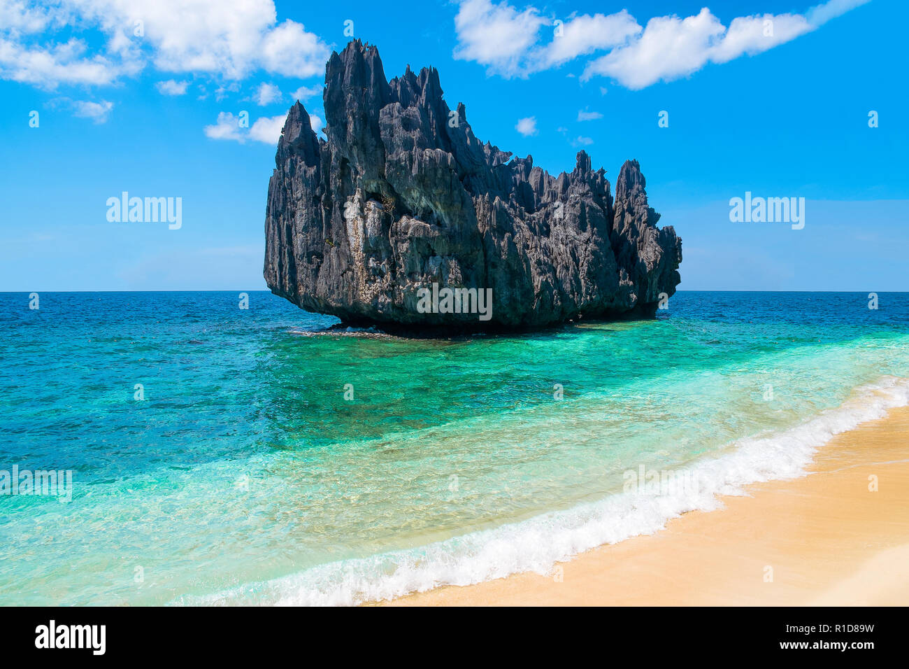 Tropical Paradise Island Beach paysage exotique plage de sable de l'océan bleu d'été désert paysage pittoresque île de roche à distance tourisme voyage nature détente h Banque D'Images