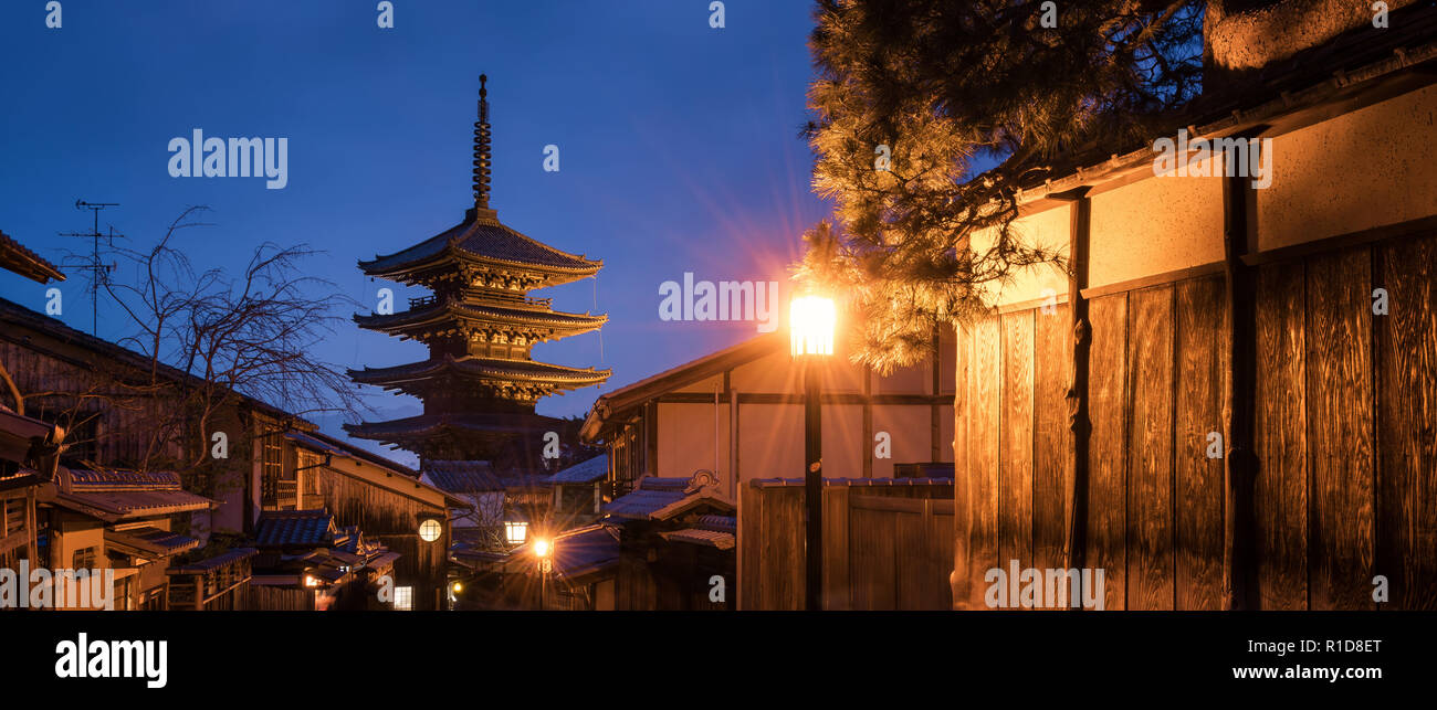 Vue de nuit de la Pagode Yasaka avec vieille ville japonaise à Yasaka, Japon Banque D'Images