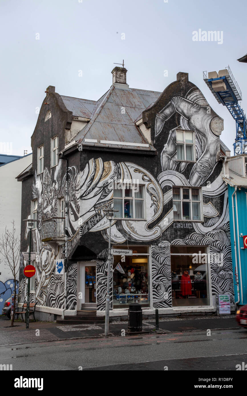 Graffitis colorés sur un bâtiment à Reykjavik Islande Banque D'Images