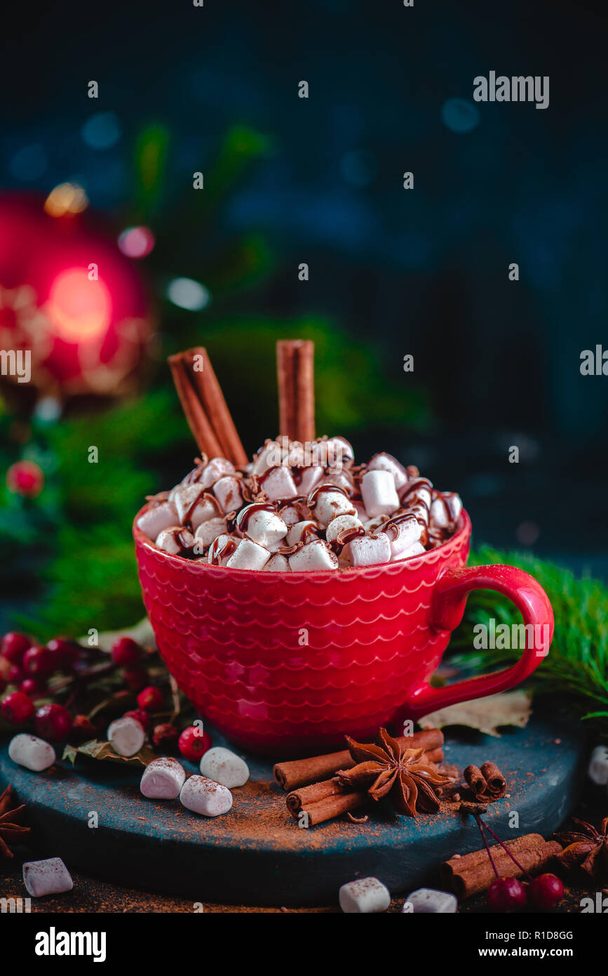 Chocolat chaud de Noël close-up avec des guimauves, miettes de chocolat, et d'érable. Grande tasse de café avec du cacao. Boisson d'hiver photographie sur un d Banque D'Images