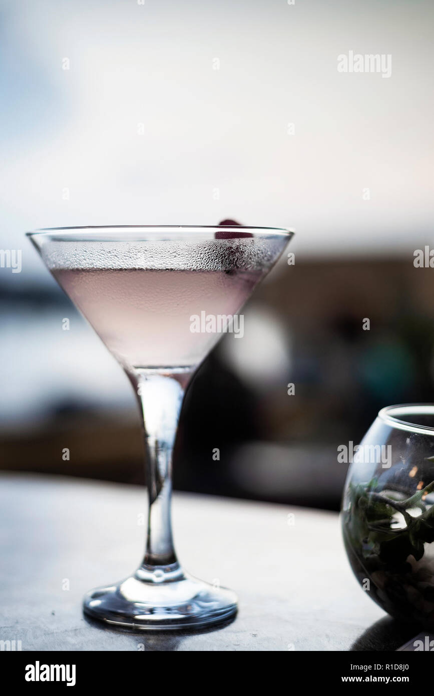 Le litchi et de jasmin infusé vodka martini ocktail exotiques asiatiques au sunset bar Banque D'Images