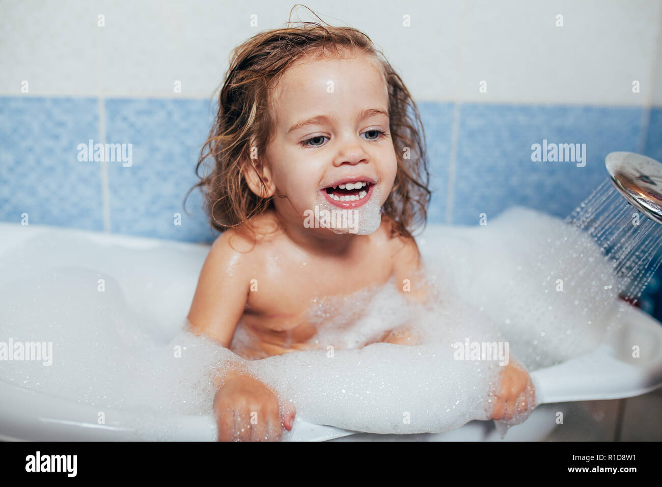 Belle Petite Fille Prendre Un Bain A La Maison Un Mignon Bebe Est Assis Dans La Salle De Bains Et De Jouer Avec Des Jouets Et De L Eau L Hygiene Personnelle Pour Les