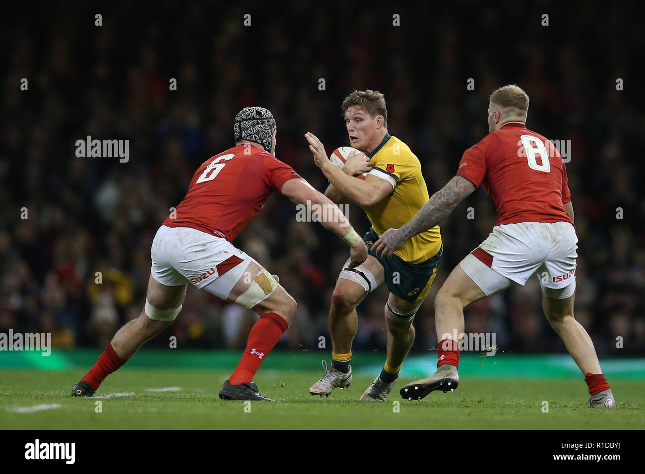 Michael Hooper, de l'Australie © recherche un fossé par Dan Lydiate (6)et Ross Moriarty (8)Du pays de Galles. Pays de Galles v l'Australie , en automne série international rugby match à la Principauté Stadium de Cardiff, Pays de Galles , Grande-bretagne le samedi 10 novembre 2018. Photos par Andrew Verger/Alamy Live News VEUILLEZ NOTER PHOTO DISPONIBLE POUR UN USAGE ÉDITORIAL UNIQUEMENT Banque D'Images