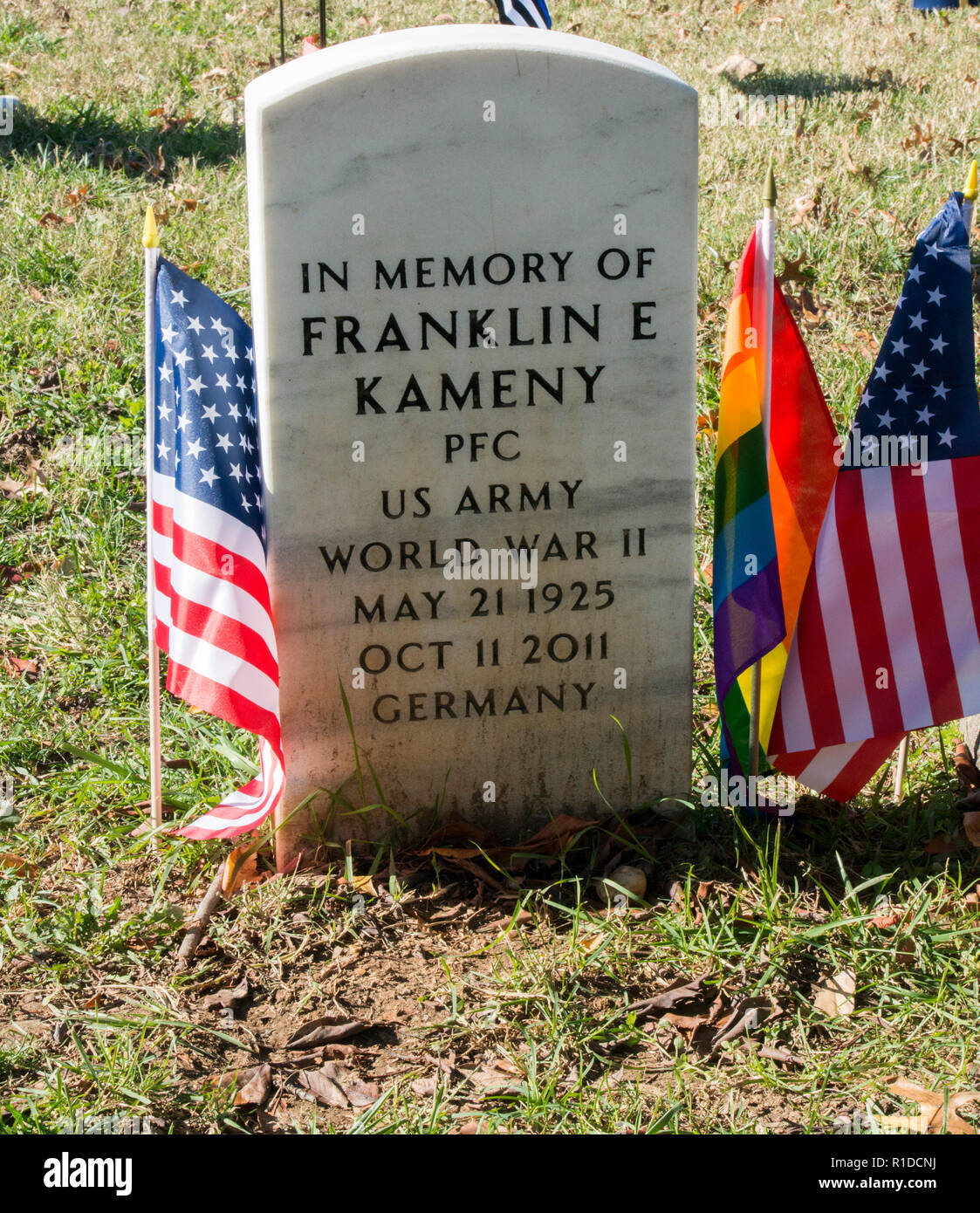 Washington, DC, 11 Novembre 2018 : Le Dr Frank Kameny bouilloire la tombe est ornée de drapeaux américains et Gay. Kamney, un vétéran de la DEUXIÈME GUERRE MONDIALE est crédité de l'expression, 'Gay est bon'. D'autres droites et Gay les anciens combattants et membres en service actif la Journée des anciens combattants de participer à une observation commémoratif sur la tombe de Leonard Matlovich, un soldat gay qui ont combattu l'US Air Force qui a essayé de supprimer son service de parce qu'il était gay. La tombe est située dans le cimetière du Congrès à Washington DC. Patsy Lynch/Alamy Crédit : Patsy Lynch/Alamy Live News Banque D'Images