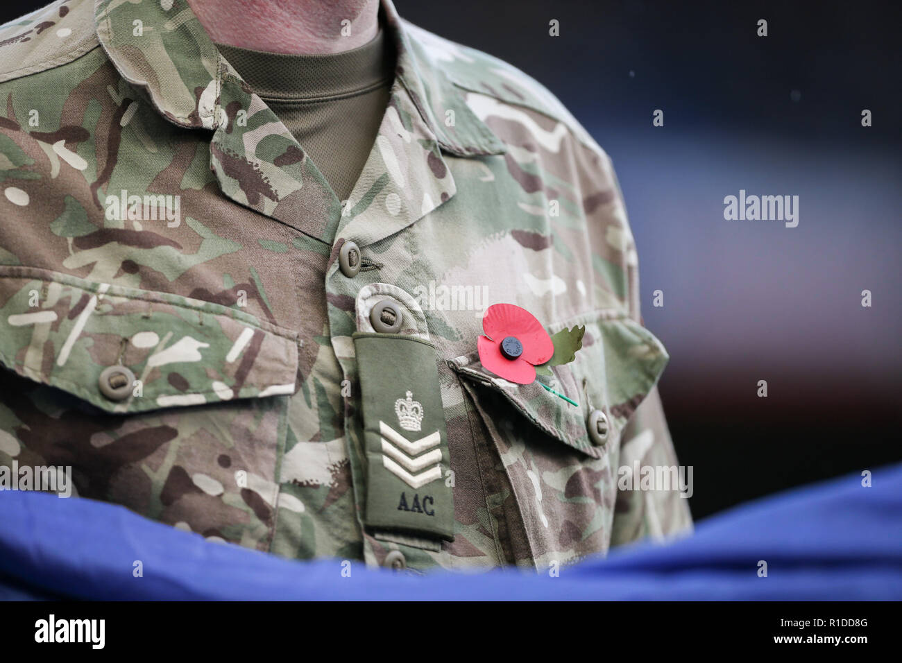 Un membre des forces armées portant un coquelicot au cours de la Premier League match entre Chelsea et Arsenal à Stamford Bridge sur 11 Novembre 2018 à Londres, en Angleterre. (Photo par Arron Gent/phcimages.com) Banque D'Images