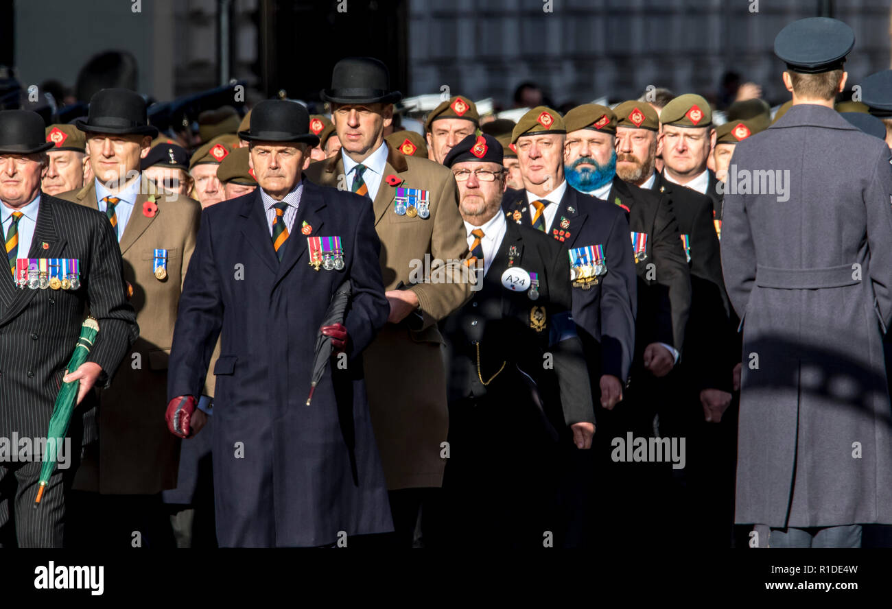 Whitehall, Londres, Royaume-Uni. 11 novembre 2018. La 11e heure du 11e jour. Des milliers de personnes se rassemblent au cénotaphe pour commémorer le 100e anniversaire de la fin de la Première Guerre mondiale . Les anciens combattants et des militaires en prenant part à la personnelle depuis mars ont été rejoints par 10 000 membres du public choisis par scrutin pour se souvenir de leurs propres parents qui ont perdu la vie durant le conflit. Sa majesté la Reine a conduit ceux qui étaient réunis dans une 2 minute de silence suivie par le dépôt de couronnes par les membres de la famille royale et d'autres dignitaires de l'UK et dans le monde. Credit : Newspics UK South/Alamy vivre Banque D'Images